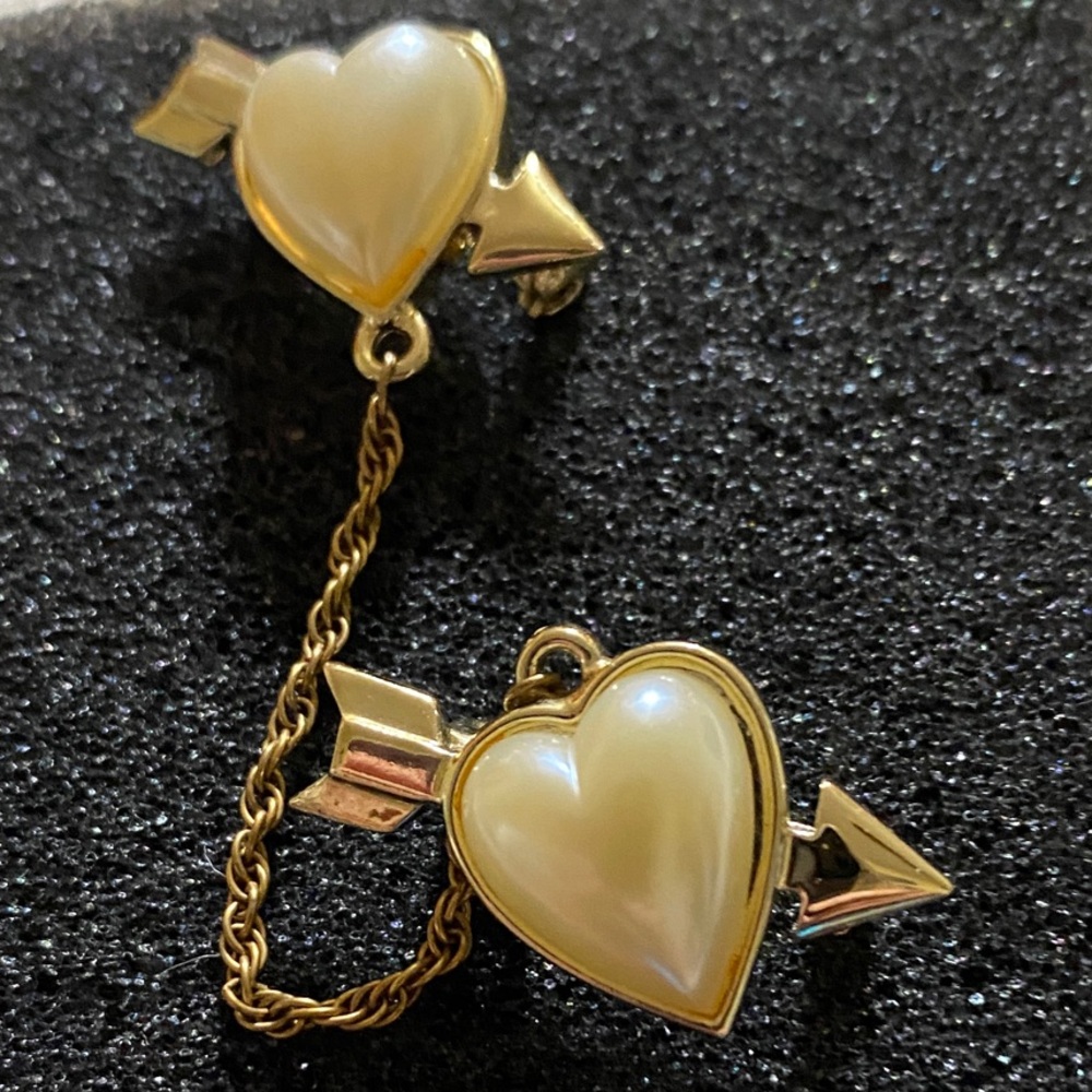Vintage 1970 double cream heart with arrow connected by a chain brooch